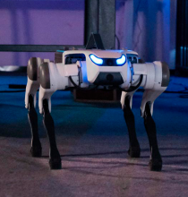 Robô Xyron Budy de frente em um ambiente industrial moderno.